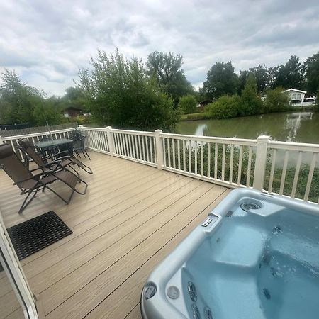 Luxury Lakeside Lodge L2 With Hot Tub Situated At Tattershall Lakes Country Park ภายนอก รูปภาพ
