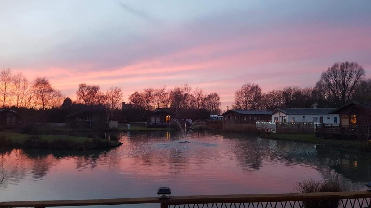 Luxury Lakeside Lodge L2 With Hot Tub Situated At Tattershall Lakes Country Park ภายนอก รูปภาพ