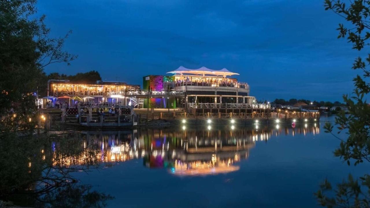 Luxury Lakeside Lodge L2 With Hot Tub Situated At Tattershall Lakes Country Park ภายนอก รูปภาพ