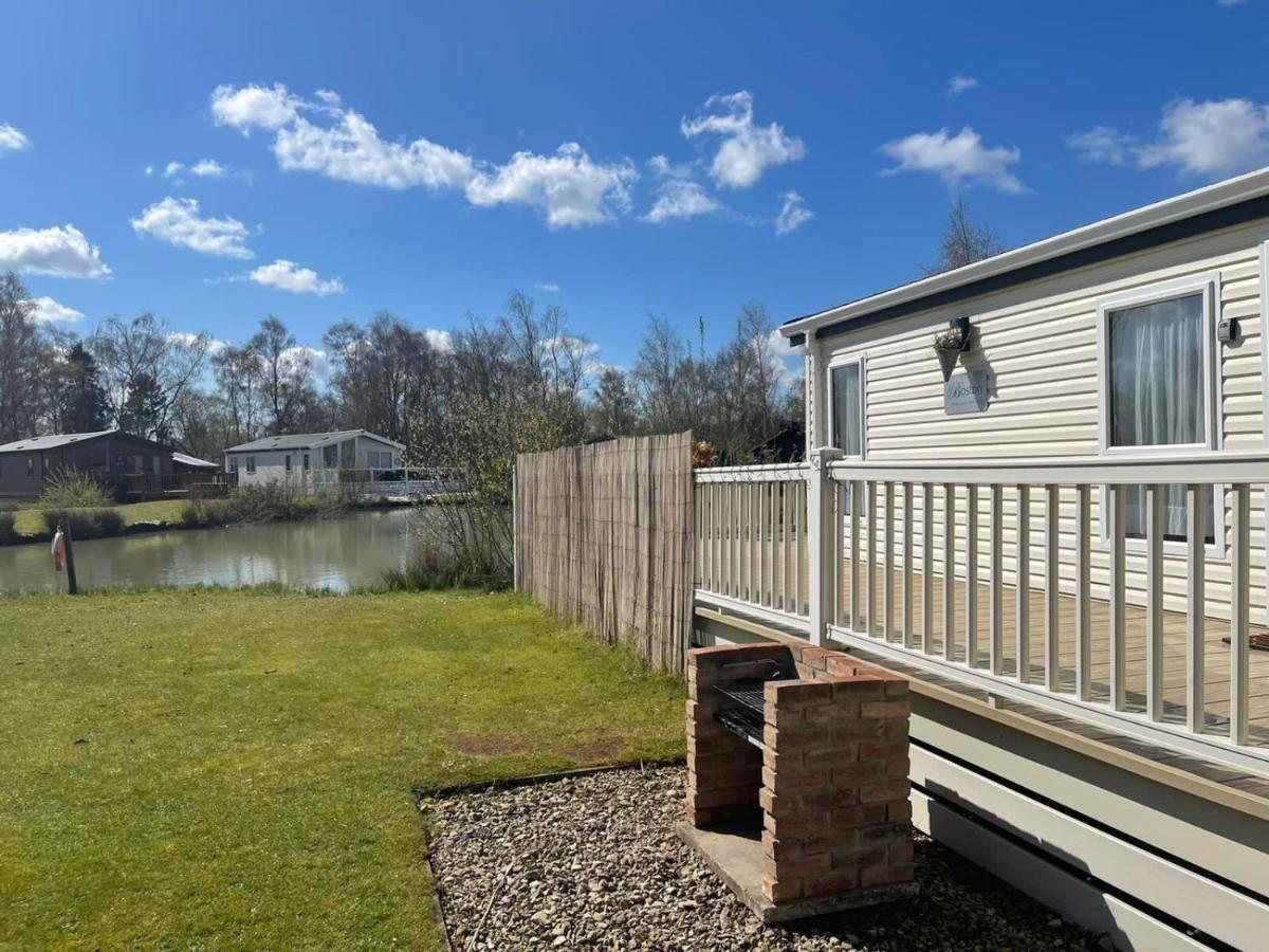 Luxury Lakeside Lodge L2 With Hot Tub Situated At Tattershall Lakes Country Park ภายนอก รูปภาพ