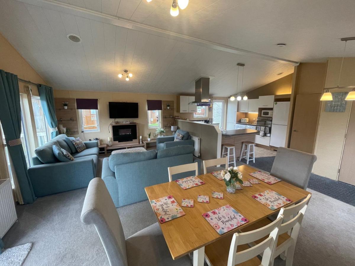 Luxury Lakeside Lodge L2 With Hot Tub Situated At Tattershall Lakes Country Park ภายนอก รูปภาพ