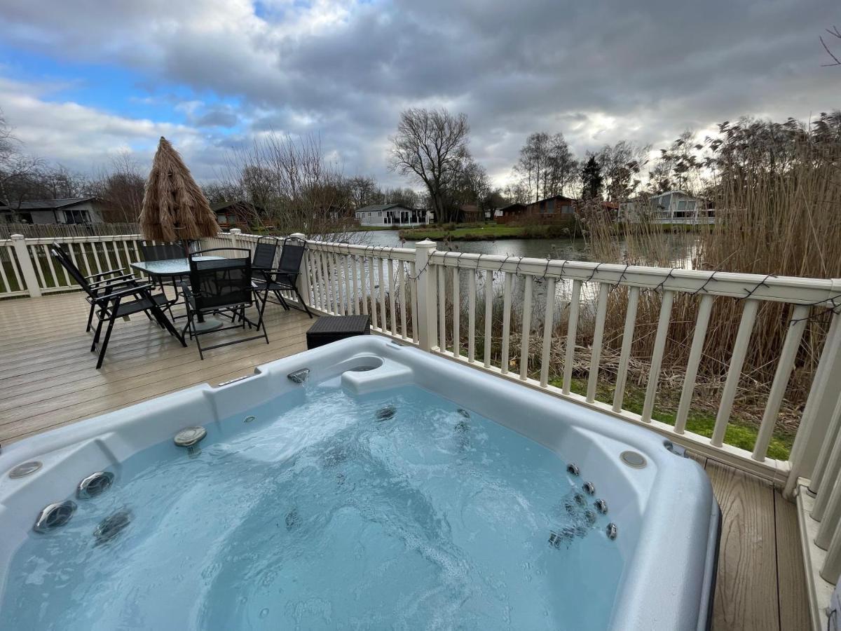 Luxury Lakeside Lodge L2 With Hot Tub Situated At Tattershall Lakes Country Park ภายนอก รูปภาพ