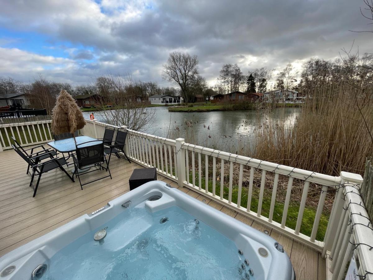 Luxury Lakeside Lodge L2 With Hot Tub Situated At Tattershall Lakes Country Park ภายนอก รูปภาพ
