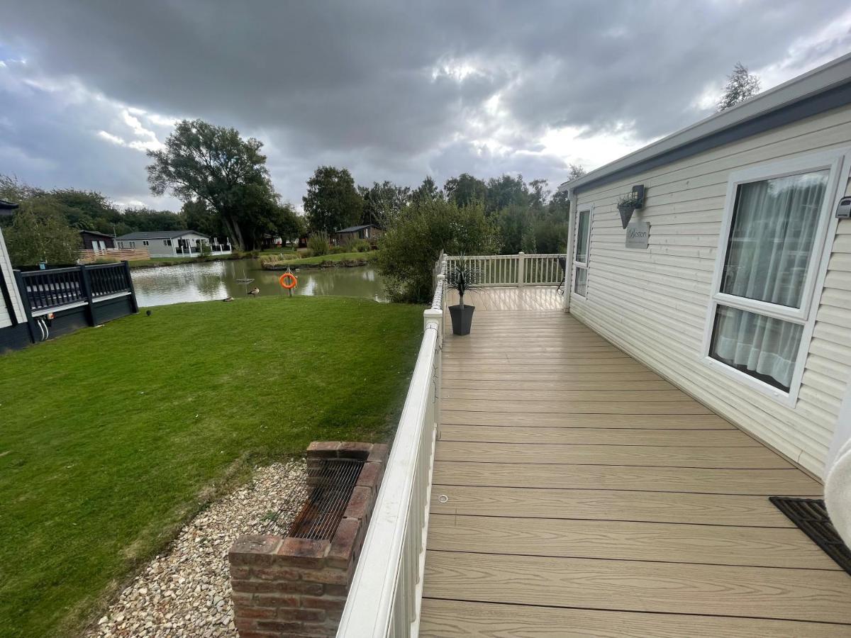 Luxury Lakeside Lodge L2 With Hot Tub Situated At Tattershall Lakes Country Park ภายนอก รูปภาพ