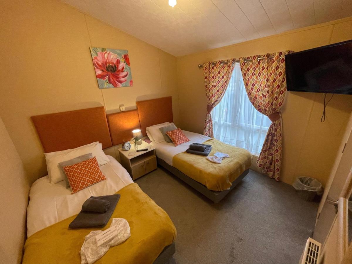 Luxury Lakeside Lodge L2 With Hot Tub Situated At Tattershall Lakes Country Park ภายนอก รูปภาพ