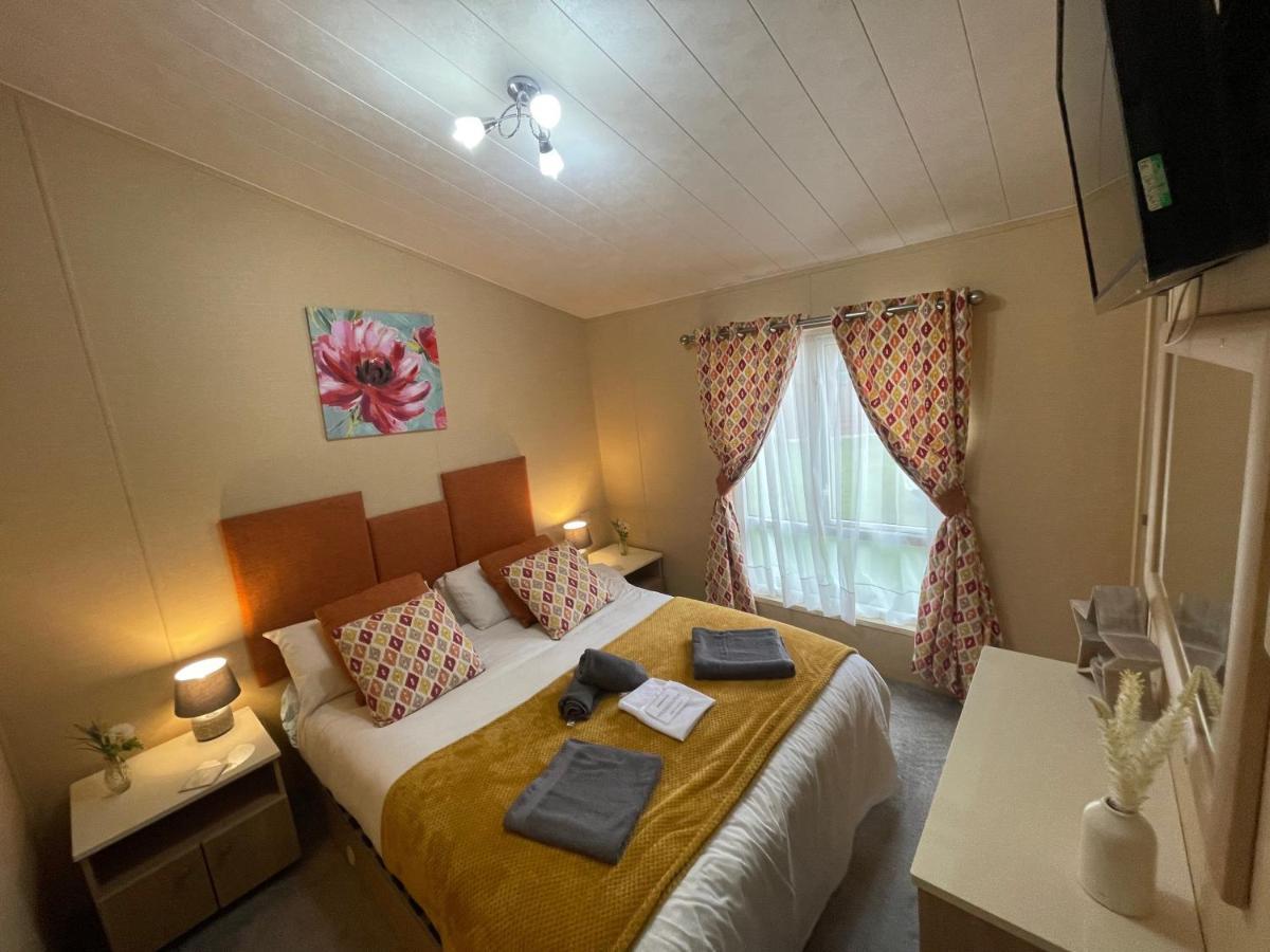 Luxury Lakeside Lodge L2 With Hot Tub Situated At Tattershall Lakes Country Park ภายนอก รูปภาพ