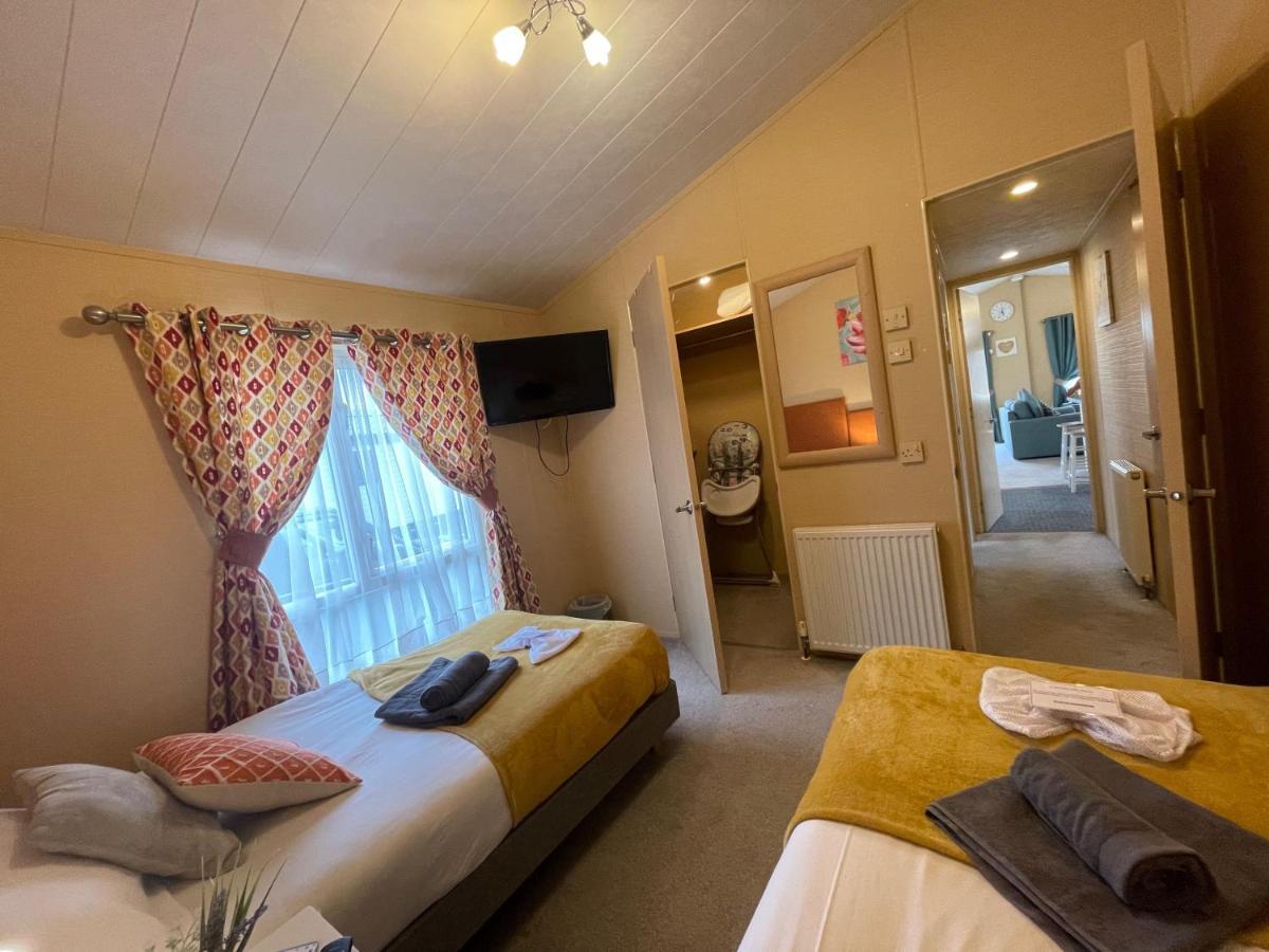 Luxury Lakeside Lodge L2 With Hot Tub Situated At Tattershall Lakes Country Park ภายนอก รูปภาพ