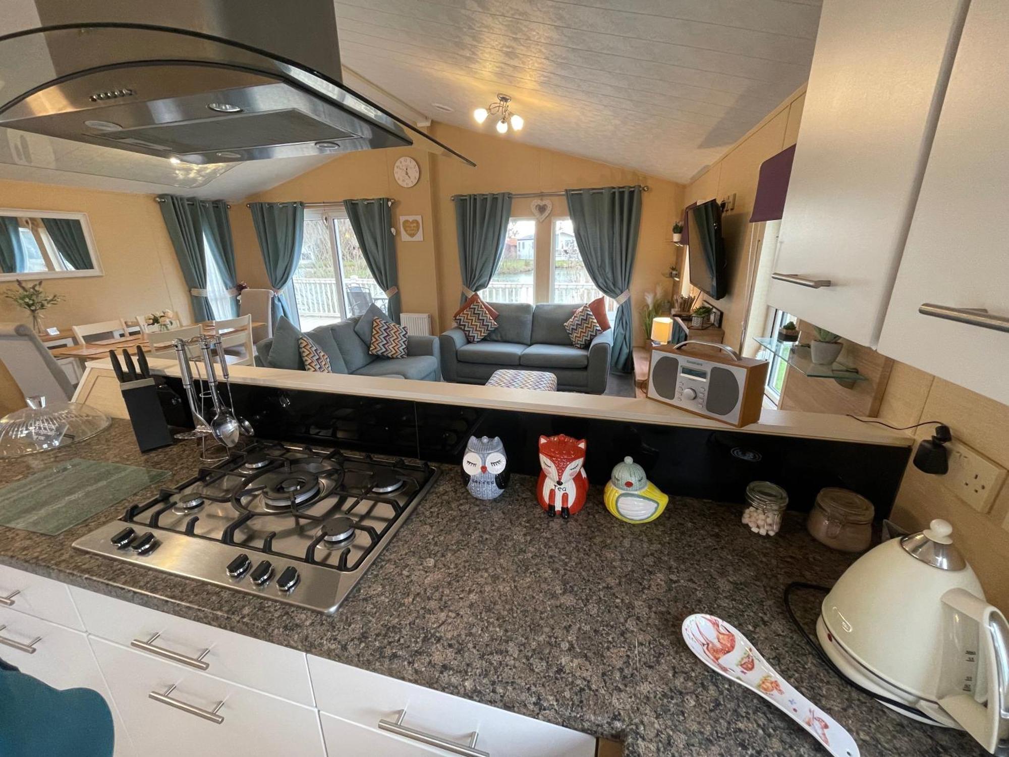 Luxury Lakeside Lodge L2 With Hot Tub Situated At Tattershall Lakes Country Park ภายนอก รูปภาพ