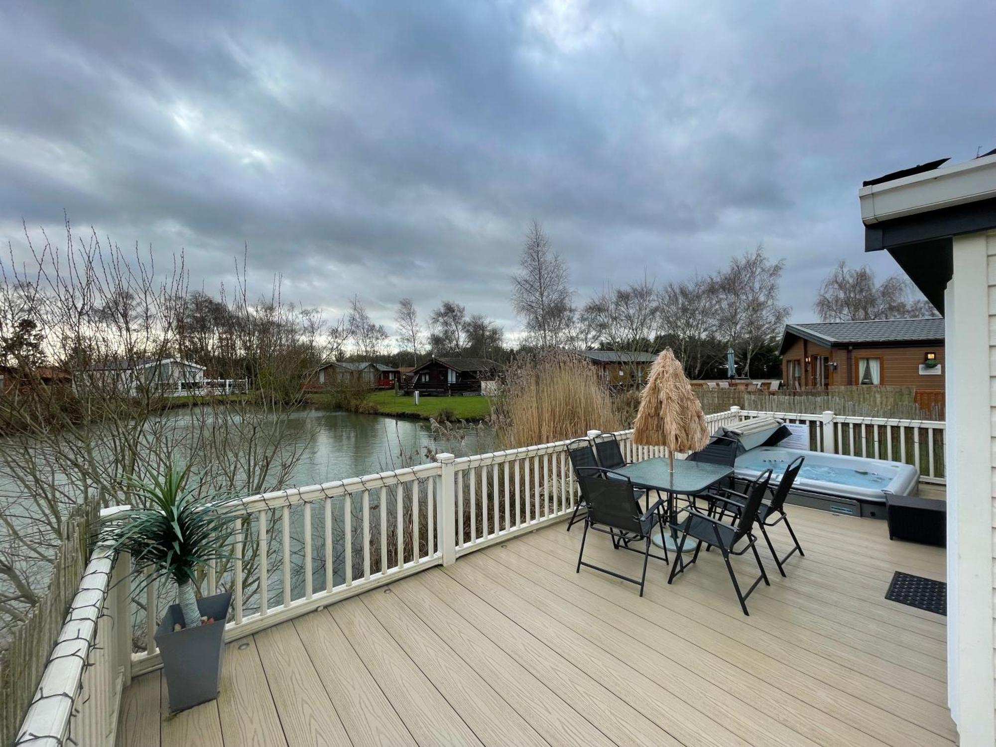 Luxury Lakeside Lodge L2 With Hot Tub Situated At Tattershall Lakes Country Park ภายนอก รูปภาพ