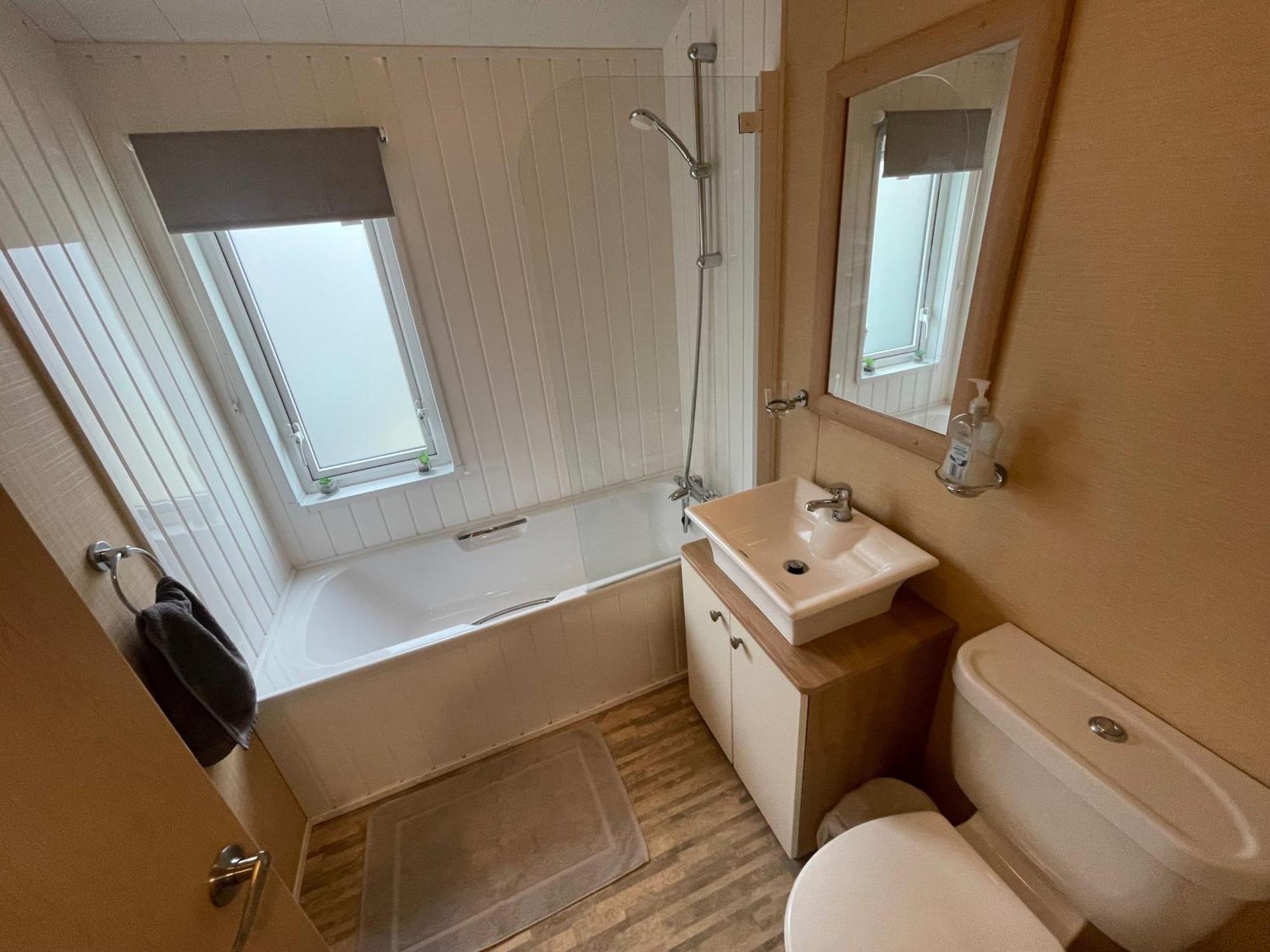 Luxury Lakeside Lodge L2 With Hot Tub Situated At Tattershall Lakes Country Park ภายนอก รูปภาพ