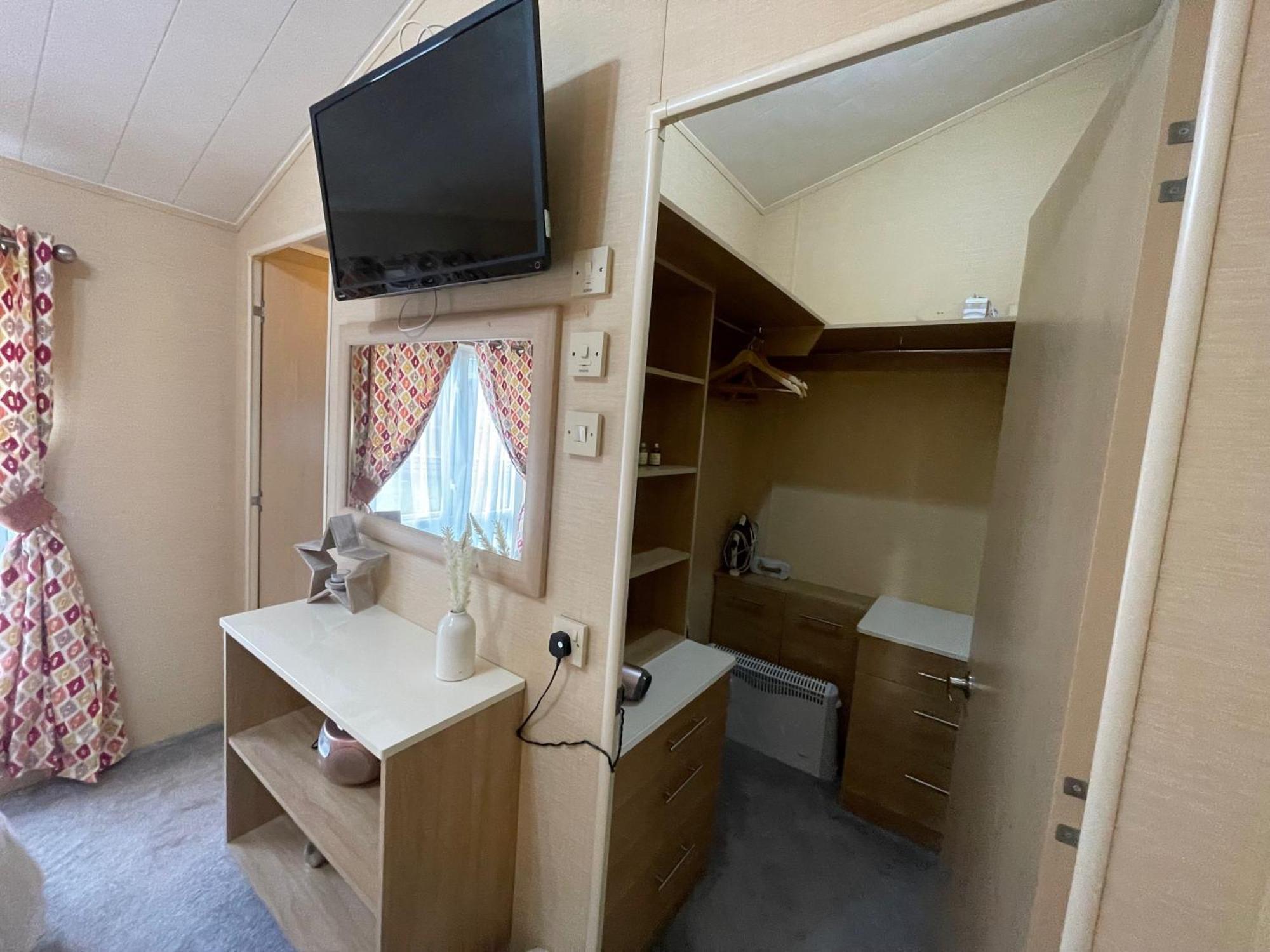 Luxury Lakeside Lodge L2 With Hot Tub Situated At Tattershall Lakes Country Park ภายนอก รูปภาพ