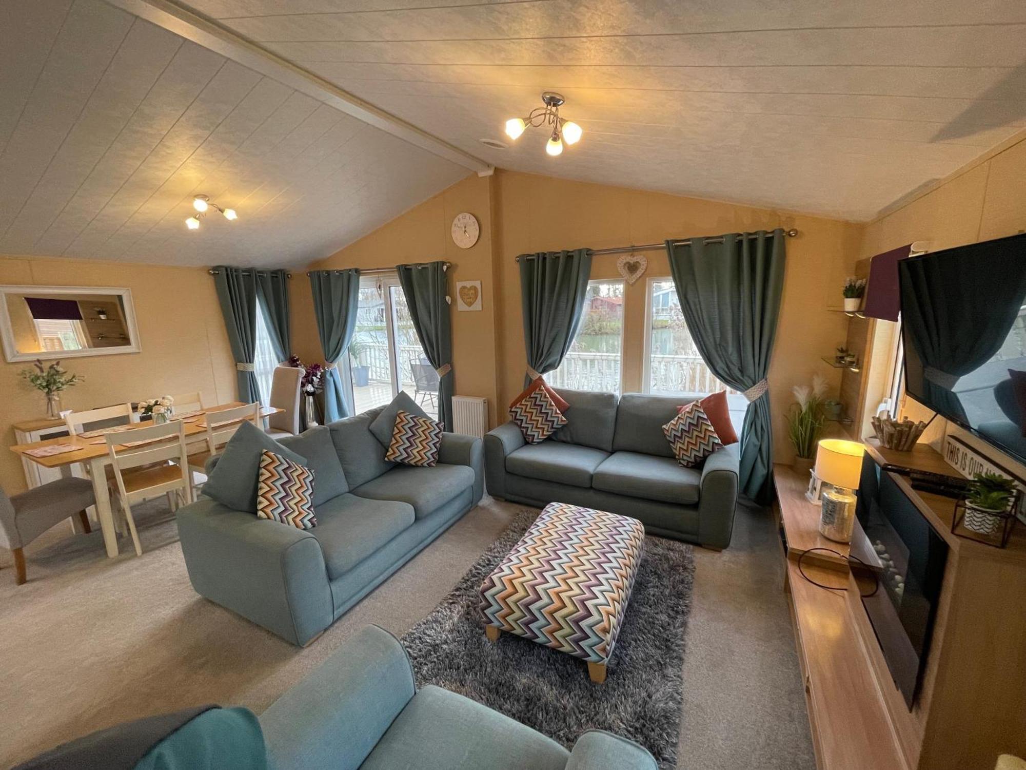 Luxury Lakeside Lodge L2 With Hot Tub Situated At Tattershall Lakes Country Park ภายนอก รูปภาพ