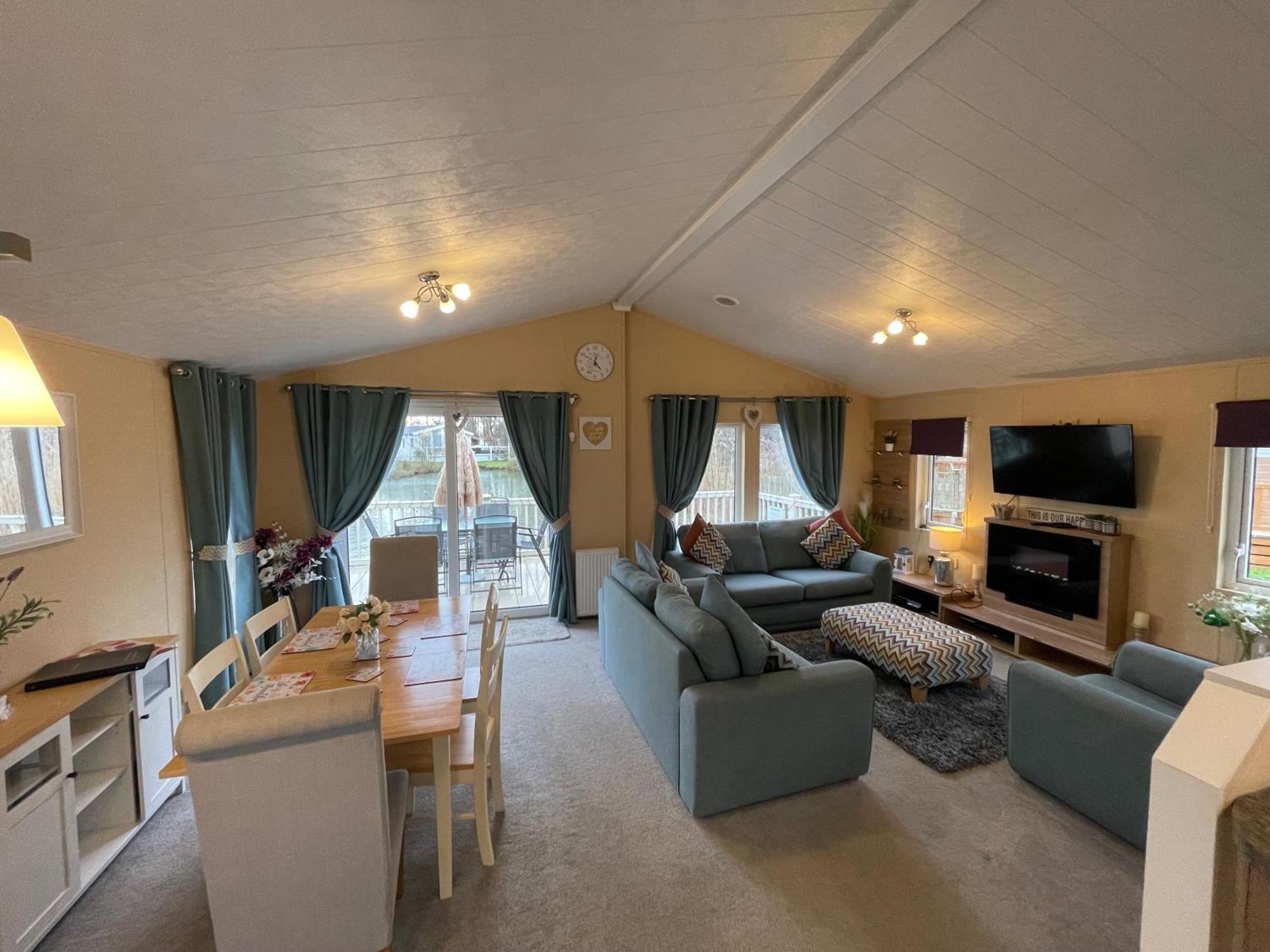 Luxury Lakeside Lodge L2 With Hot Tub Situated At Tattershall Lakes Country Park ภายนอก รูปภาพ