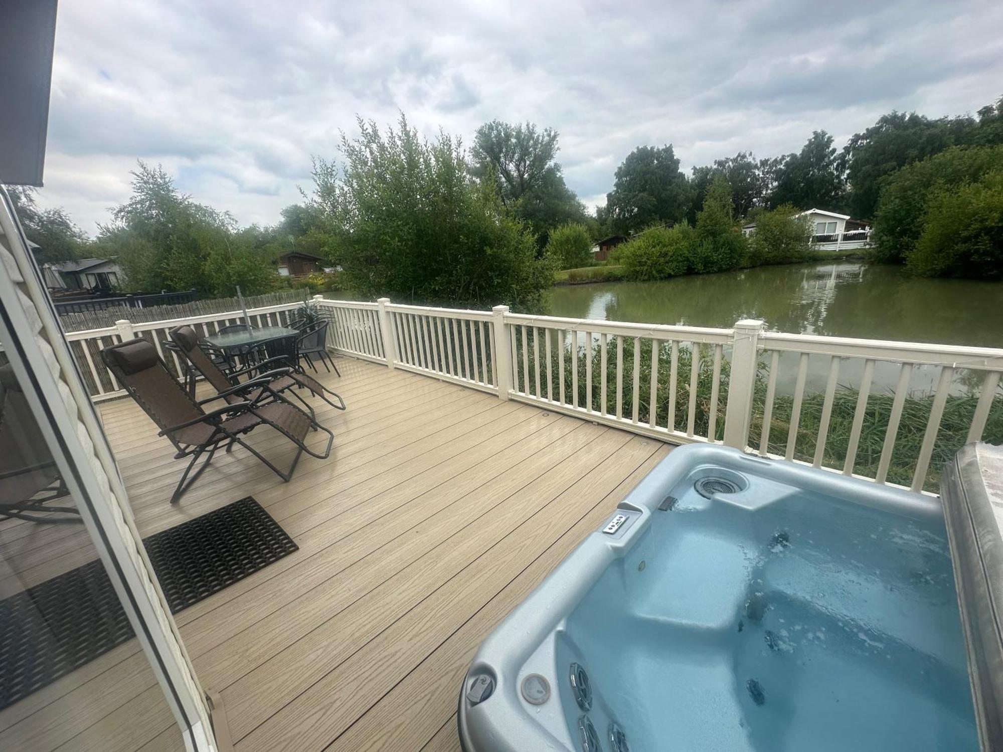 Luxury Lakeside Lodge L2 With Hot Tub Situated At Tattershall Lakes Country Park ภายนอก รูปภาพ
