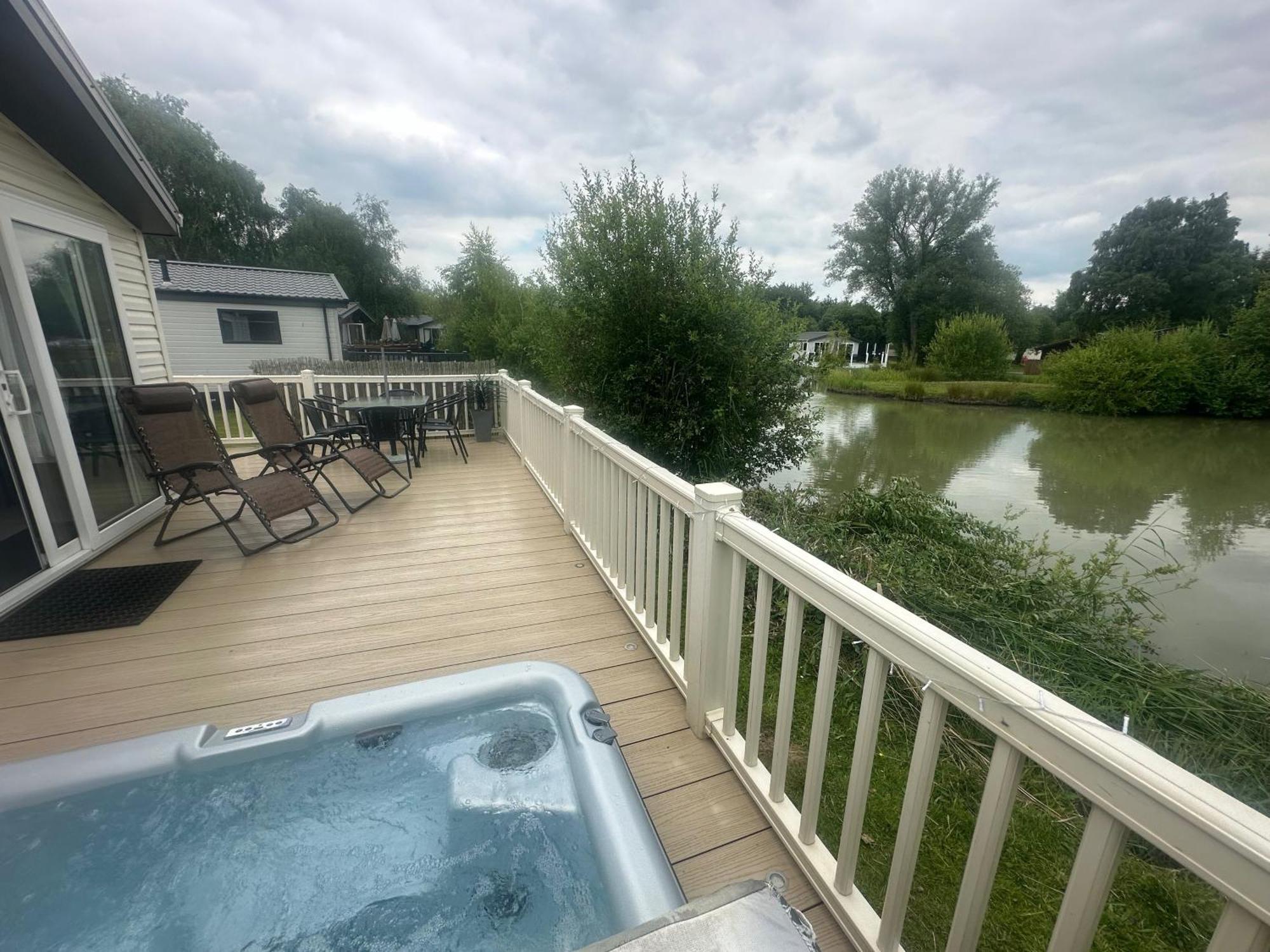 Luxury Lakeside Lodge L2 With Hot Tub Situated At Tattershall Lakes Country Park ภายนอก รูปภาพ